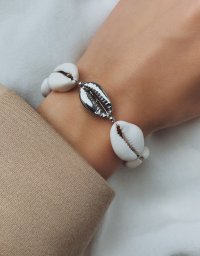 Браслет из ракушек и серебристой ракушкой 